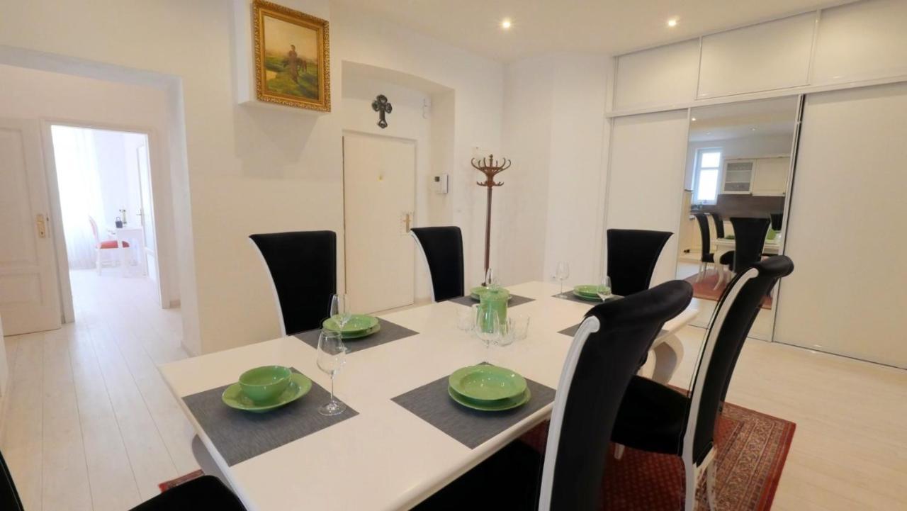 Velky 3I Apartman V Centre Mesta Bratislava Exteriér fotografie
